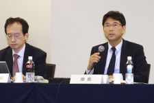 検討委の初会議で座長に選ばれた生田圭弁護士（右）＝22日午前、札幌市
