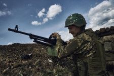 ウクライナ東部ドネツク州バフムトの前線に配置されたウクライナ兵＝22日（AP＝共同）