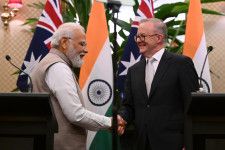 会談後の記者発表で握手を交わすインドのモディ首相（左）とオーストラリアのアルバニージー首相＝24日、シドニー（ゲッティ＝共同）