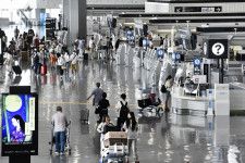 旅行客らが行き交う成田空港の国際線出発ロビー＝2022年8月