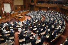 日本語教育機関認定法が可決、成立した参院本会議＝26日午前