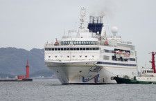 福岡市の博多港に入港する、中国の船会社が運航するクルーズ船「ブルードリームスター」＝28日午前