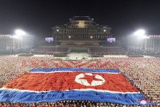 北朝鮮建国の記念日を迎え、平壌の金日成広場に登場した巨大な国旗＝2021年9月9日未明（朝鮮中央通信＝共同）