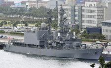 29日、自衛艦旗である旭日旗を掲げて、韓国・釜山に入港した海上自衛隊の護衛艦（共同）