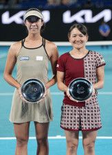 全豪オープン女子ダブルスで準優勝した青山修子（右）、柴原瑛菜組＝1月、メルボルン（共同）