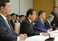 花粉症に関する関係閣僚会議であいさつする岸田首相（左から2人目）＝30日午前、首相官邸