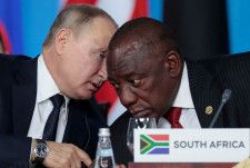 ロシア南部ソチで開かれた「ロシア・アフリカ首脳会議」で、南アフリカのラマポーザ大統領（右）と話すロシアのプーチン大統領＝2019年10月（ロイター＝共同）
