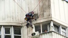 無人機攻撃を受けたモスクワの住宅を調べる人＝30日（AP＝共同）