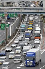 混雑する首都高速道路＝2019年、東京都品川区