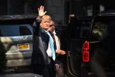 5月31日、米ニューヨークで市民らに手を振るトランプ前大統領（ゲッティ＝共同）