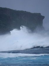 台風2号の影響で、高波が打ち寄せる沖縄県宮古島市の海岸＝1日午後