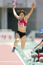 女子三段跳び　14メートル16の日本新で優勝した森本麻里子＝ヤンマースタジアム長居