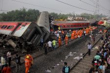 インド東部オディシャ州の列車事故現場で活動する救助隊員ら＝3日（AP＝共同）