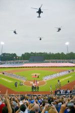 史上初めて軍事施設内で大リーグの公式戦が行われた、フォートブラッグ陸軍基地内の球場での開会セレモニー＝2016年7月3日、米ノースカロライナ州フォートブラッグ（共同）