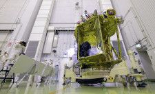 報道陣に公開された月面探査機「SLIM」＝4日午後、鹿児島県の種子島宇宙センター