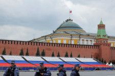 5月3日、ロシア・モスクワ中心部のクレムリンの周辺に立つ当局者ら。屋根にも人影が見える（ロイター＝共同）