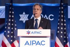 5日、米ワシントンで、米イスラエル広報委員会（AIPAC）の会合で演説するブリンケン国務長官（AP＝共同）