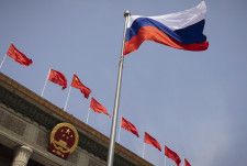 5月、北京の人民大会堂前で掲揚されたロシアの国旗（AP＝共同）