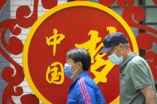 5月、北京の公園を歩く人（AP＝共同）
