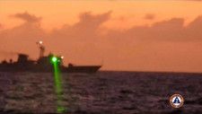 2月、緑色のレーザーを照射する中国艦船＝南シナ海のアユンギン礁付近（フィリピン沿岸警備隊提供・共同）