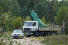 モスクワ北西のトベリ州で、墜落した小型機の一部を運ぶトラック＝25日（AP＝共同）