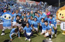 横浜Mに勝利した横浜FCイレブン＝ニッパツ