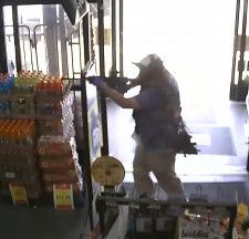 26日に米フロリダ州ジャクソンビルで起きた銃撃事件の容疑者を捉えた監視カメラの映像＝（ジャクソンビル保安官事務所提供、ロイター＝共同）