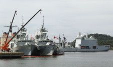 海上自衛隊横須賀基地に寄港した（左から）カナダ海軍のフリゲート艦「オタワ」、「バンクーバー」、補給艦「アストリクス」＝28日午後、神奈川県横須賀市