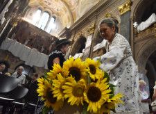 29日、ウクライナ・リビウの教会で、ロシアの侵攻による犠牲者を追悼する人たち（アナトリア通信提供・ゲッティ＝共同）