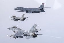 3月、韓国上空で合同訓練を実施する米軍のB1B戦略爆撃機と韓国軍の戦闘機（韓国国防省提供・共同）