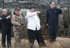 3月、戦略巡航ミサイルの発射訓練を指導する北朝鮮の金正恩朝鮮労働党総書記（右から2人目）（朝鮮中央通信＝共同）