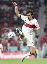 サッカーW杯カタール大会のモロッコ戦で、ボールに飛びつくポルトガルのジョアンフェリックス＝昨年12月、ドーハ（共同）