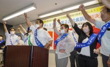 水俣病被害者が国などに損害賠償を求めた訴訟の判決を控え、集会で声を上げる原告や弁護団ら＝2日午後、大阪市