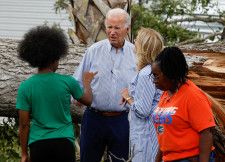 ハリケーンが直撃した米南部フロリダ州の被災地を視察したバイデン大統領＝2日（ロイター＝共同）