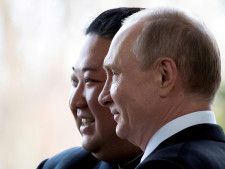 2019年4月、ロシア・ウラジオストクで会談した金正恩氏（左）とプーチン大統領（ロイター＝共同）