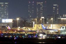 夜間も多くの航空機が行き交う福岡空港。騒音被害に配慮し、午後10時以降の着陸を原則として認めていない＝2023年3月、福岡市