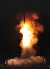 2017年、米カリフォルニア州のバンデンバーグ空軍基地で行われたミニットマン3の発射実験（米空軍提供・共同）
