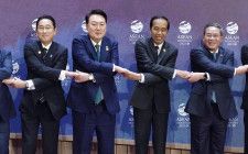 ASEANプラス3の首脳会議で、記念写真に納まる（左から）岸田首相、韓国の尹錫悦大統領、インドネシアのジョコ大統領、中国の李強首相＝6日、ジャカルタ（共同）