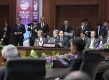 日ASEAN首脳会議で、発言する岸田首相（奥中央）＝6日、ジャカルタ（共同）
