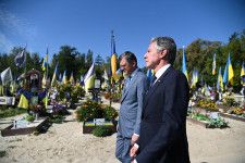 ウクライナ・キーウで、軍人の墓地を訪問したブリンケン米国務長官（右）とウクライナのクレバ外相＝6日（クレバ氏のソーシャルメディアから・ロイター＝共同）