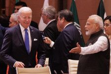 G20サミットでバイデン米大統領（左）を迎えるインドのモディ首相＝9日、インド・ニューデリー（ゲッティ＝共同）