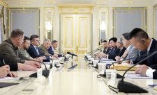 ウクライナのゼレンスキー大統領（左から2人目）を表敬する林外相（右から2人目）＝9日、キーウ（外務省提供）