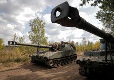 ウクライナ東部ドネツク州で、ロシア軍を砲撃するため準備するウクライナ軍の自走りゅう弾砲＝11日（ロイター＝共同）