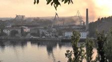 ロシアが実効支配するウクライナ南部クリミア半島セバストポリの造船所で上がった煙。ウクライナ軍のミサイル攻撃を受けたとされる＝13日（ロイター＝共同）