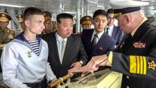 フリゲート艦「マルシャル・シャポシニコフ」の艦上で説明を受ける北朝鮮の金正恩朝鮮労働党総書記（左から2人目）＝16日、ロシア極東ウラジオストク（タス＝共同）