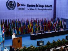 16日、キューバの首都ハバナで行われた「G77プラス中国」の首脳会合で、演説するブラジルのルラ大統領（左下）（ロイター＝共同）