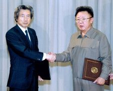 2002年9月、日朝平壌宣言の署名を終え、握手する小泉首相（左）と金正日総書記＝平壌の百花園迎賓館（共同）