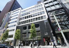 基準地価が18年連続で最高価格となった「明治屋銀座ビル」（右から2棟目）＝東京都中央区