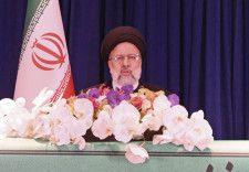 20日、米ニューヨークで記者会見するイランのライシ大統領（共同）