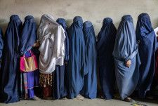 アフガニスタンの首都カブールで、人道支援団体の食料配給を待つ女性ら＝5月（AP＝共同）